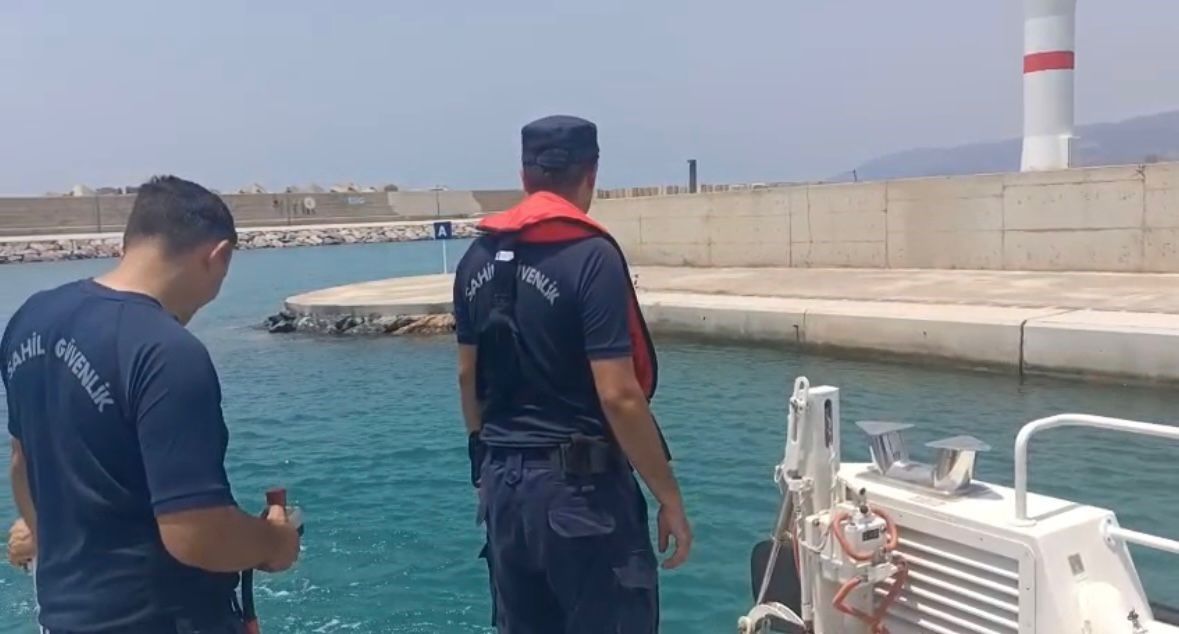 Denize atık bırakılan marinanın yetkilisine adli kontrol