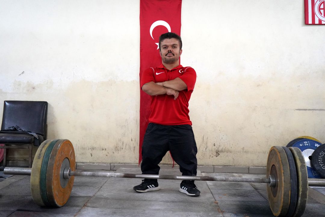 Halterle hayatı değişti, şimdi gözü dünya şampiyonluğunda