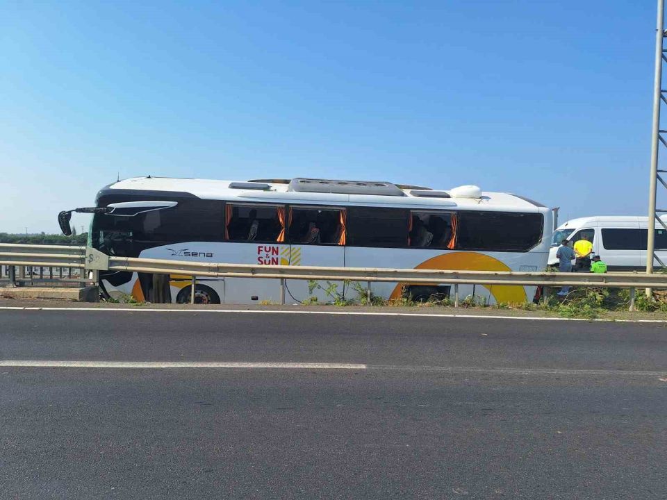 Antalya’da kaza yapan tur otobüsü, köprüden düşmek üzereyken durabildi