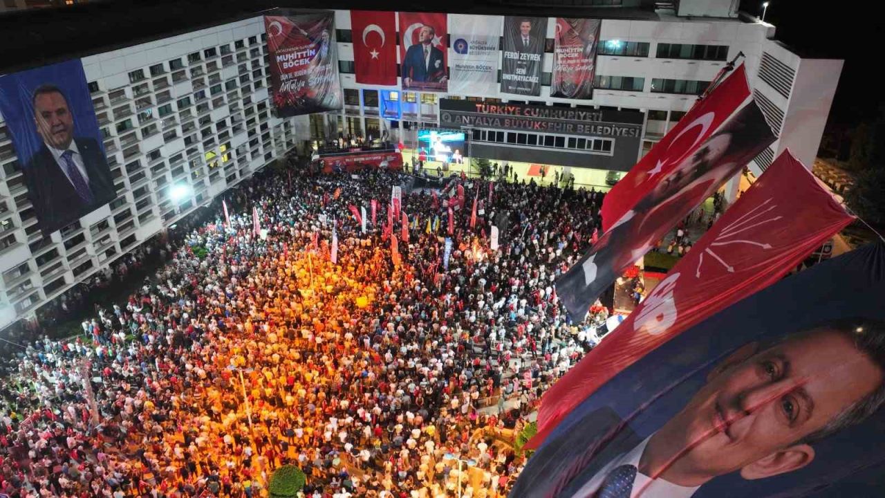 Özgür Özel’den Antalya’da miting