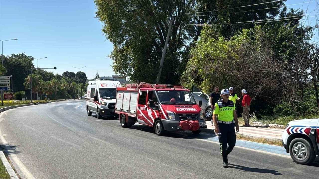 Kaldırıma çıkıp asılı kalan otomobildekiler kazayı burnu bile kanamadan atlattı