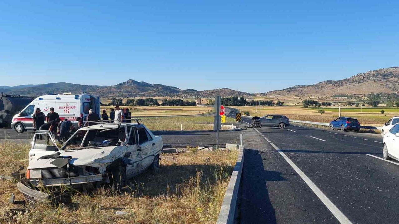 Burdur-Fethiye yolunda 2 otomobil çarpıştı: 2 yaralı