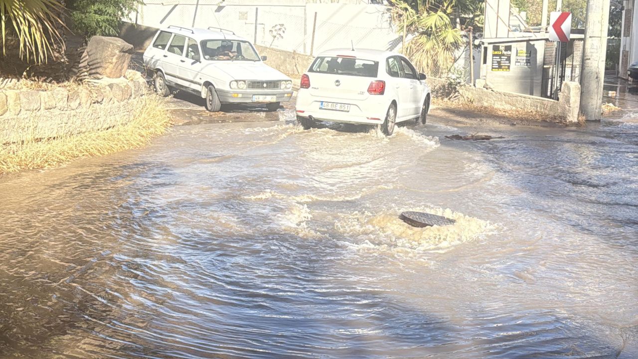 Bodrum sokaklarında tsunami! Yol trafiğe kapandı