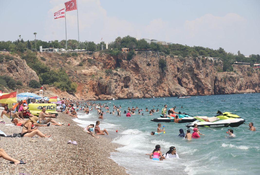 Antalya'da şok sıcaklık! 44 dereceyi geçti