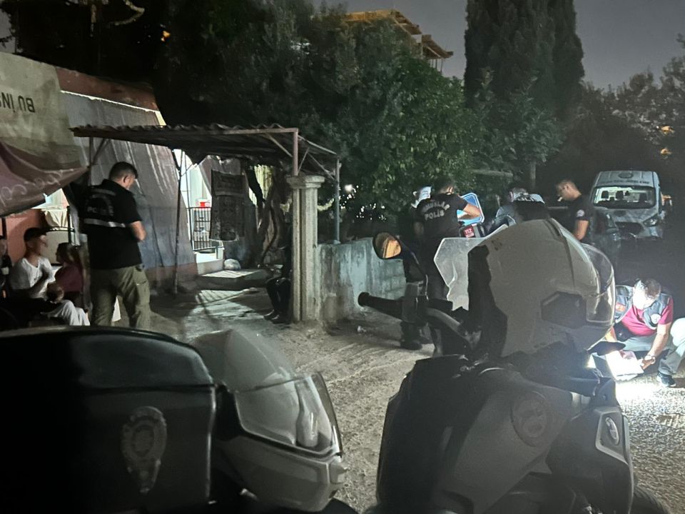 Kendisini savunmak isterken tartıştığı kişiyi tabancayla yaraladı