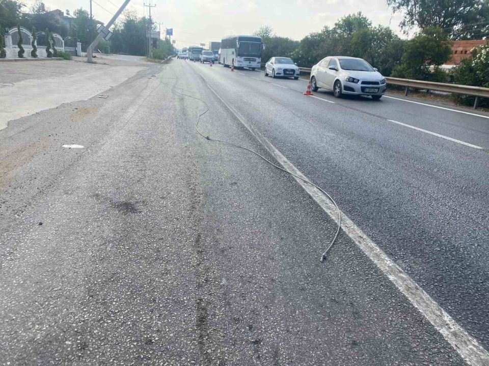 Elektrik direğine çarpan tır, trafiği tehlikeye soktu