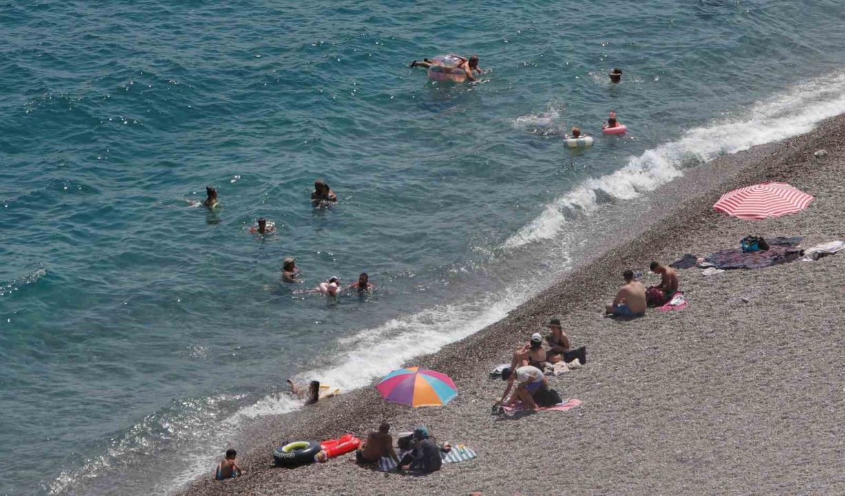 Antalya’da sıcaklık artışı devam ediyor, vatandaşlar sahile akın etti