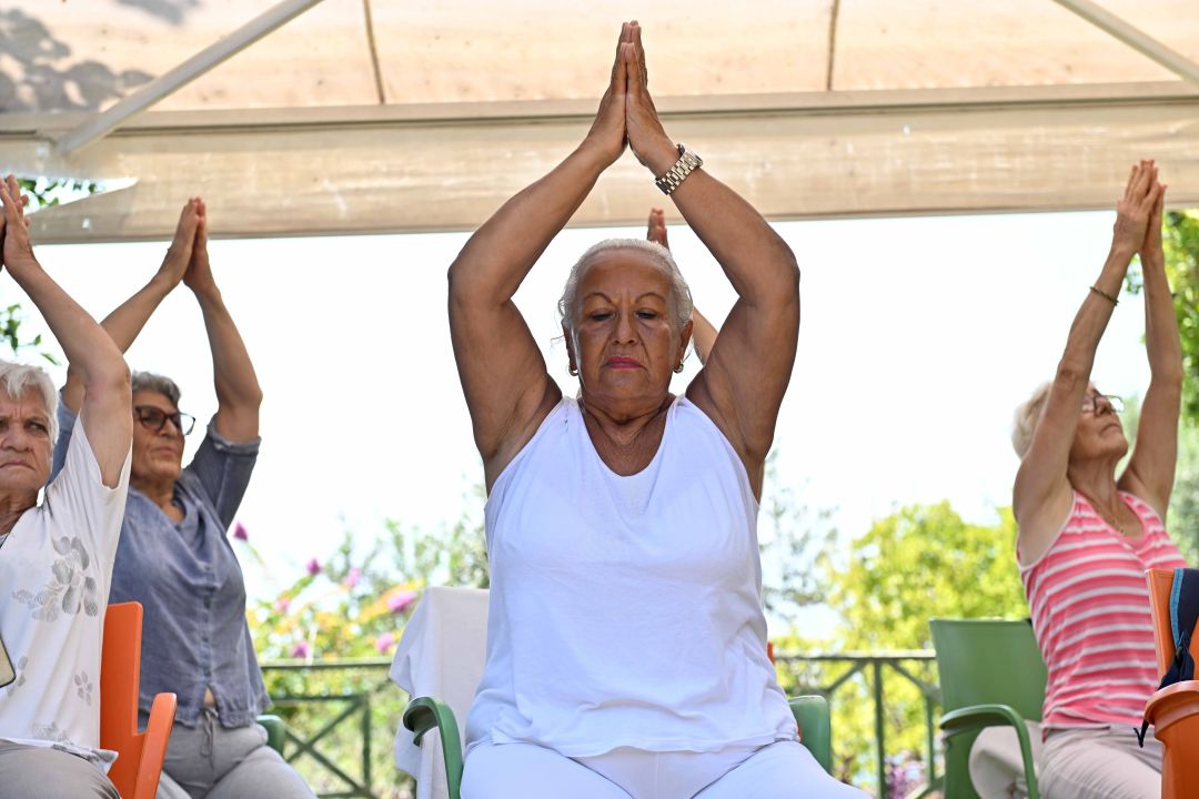 Yaşlı Evi'nde yoga ve meditasyon