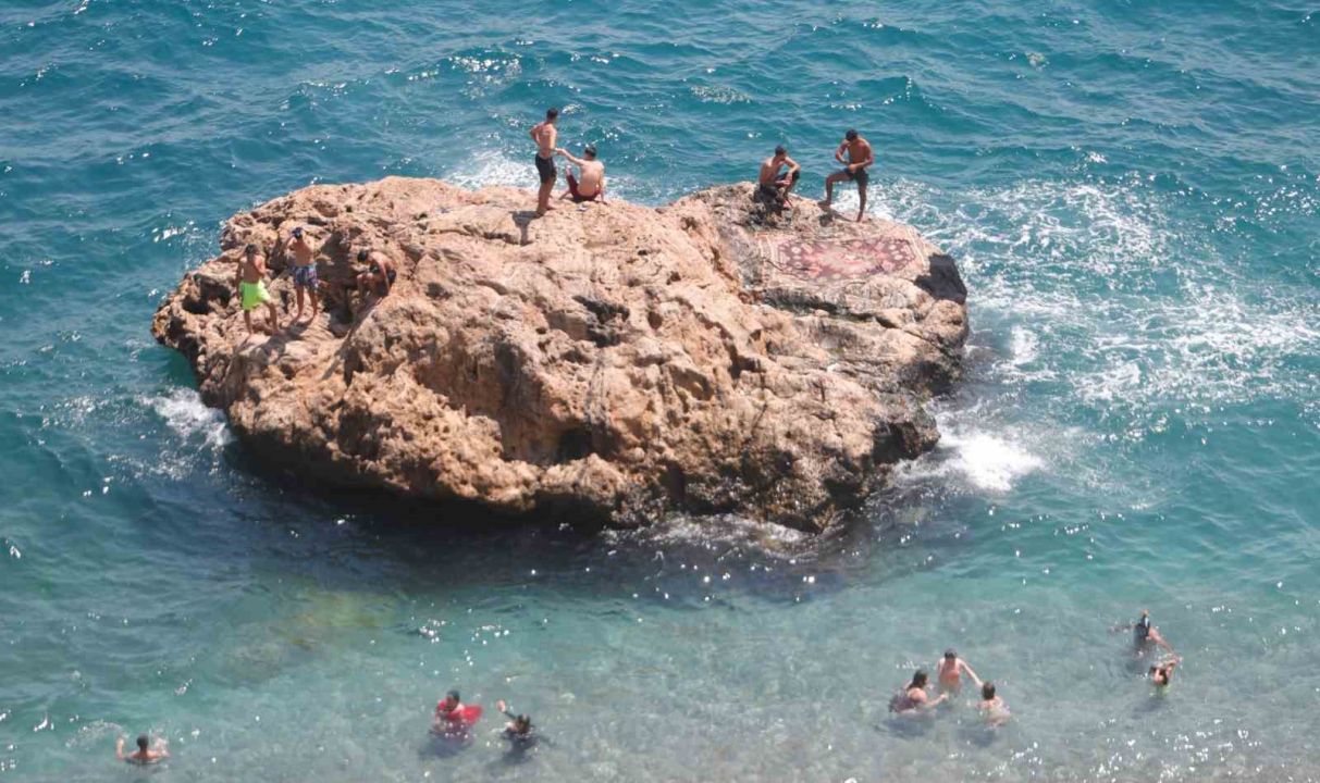 Antalya’da sıcaklık artışı devam ediyor, vatandaşlar sahile akın etti
