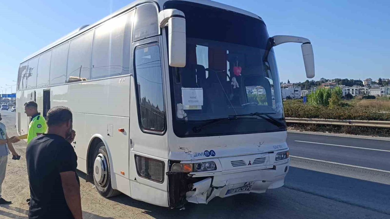 Emniyet şeridine geçen hafif ticari araca çarpıp takla attı, o anlar kameraya yansıdı