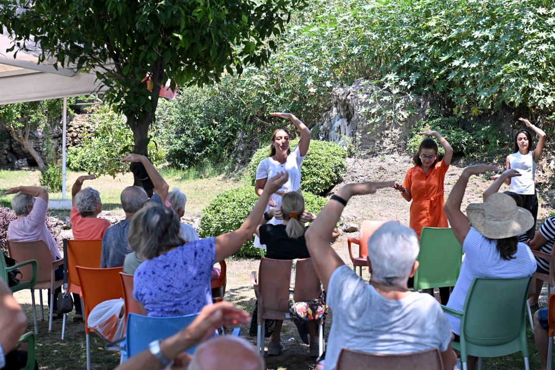 Yaşlı Evi'nde yoga ve meditasyon