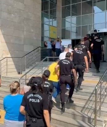 Mersin’deki fuhuş operasyonunda gözaltına alınan şüphelilerden 19’u tutuklandı