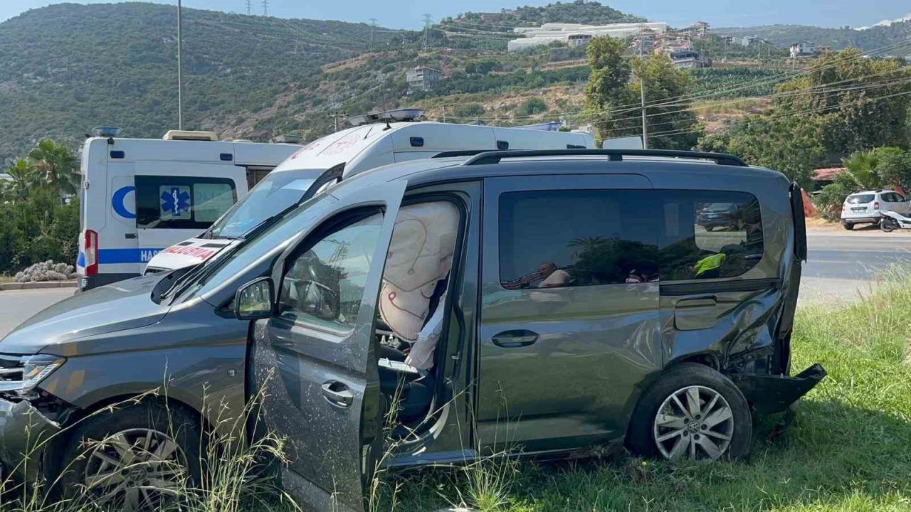 Tur minibüsü ile hafif ticari araç çarpıştı: 2 yaralı