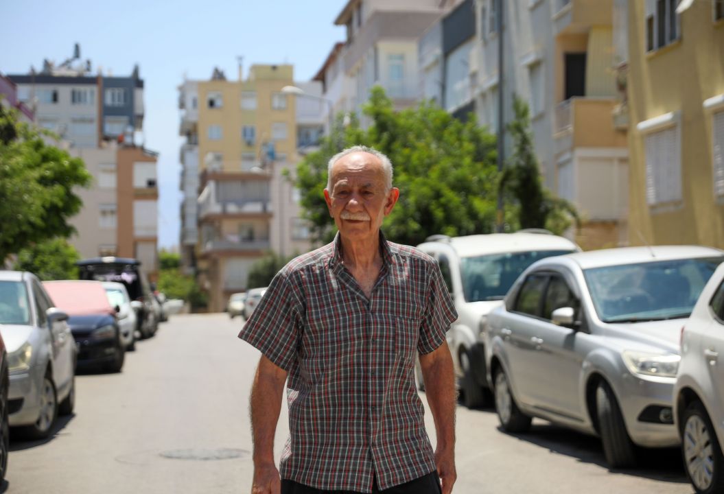 Evden tahliye edilen dede ile 2 torunu, bütçelerine uygun konut arıyor