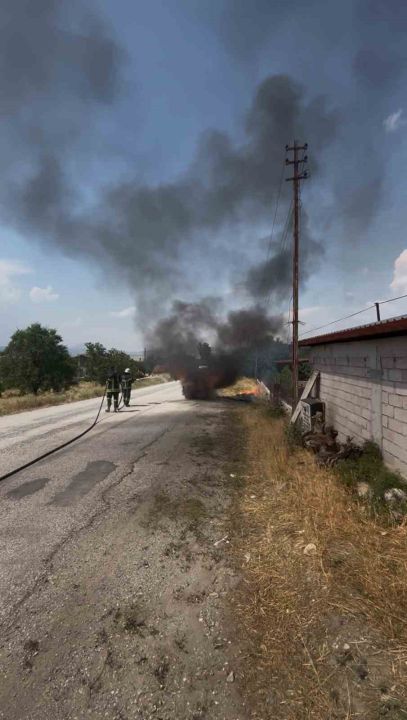 Burdur’da seyir halindeki araç yandı