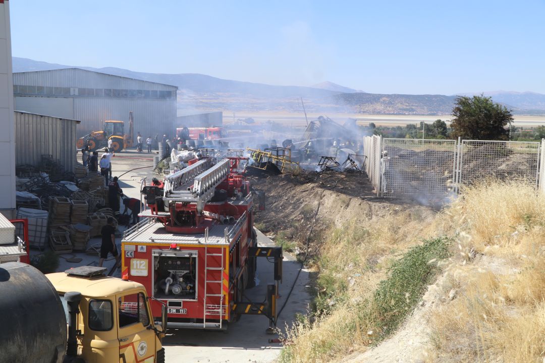 Fabrika bahçesinde yangın; 2 işçi dumandan etkilendi