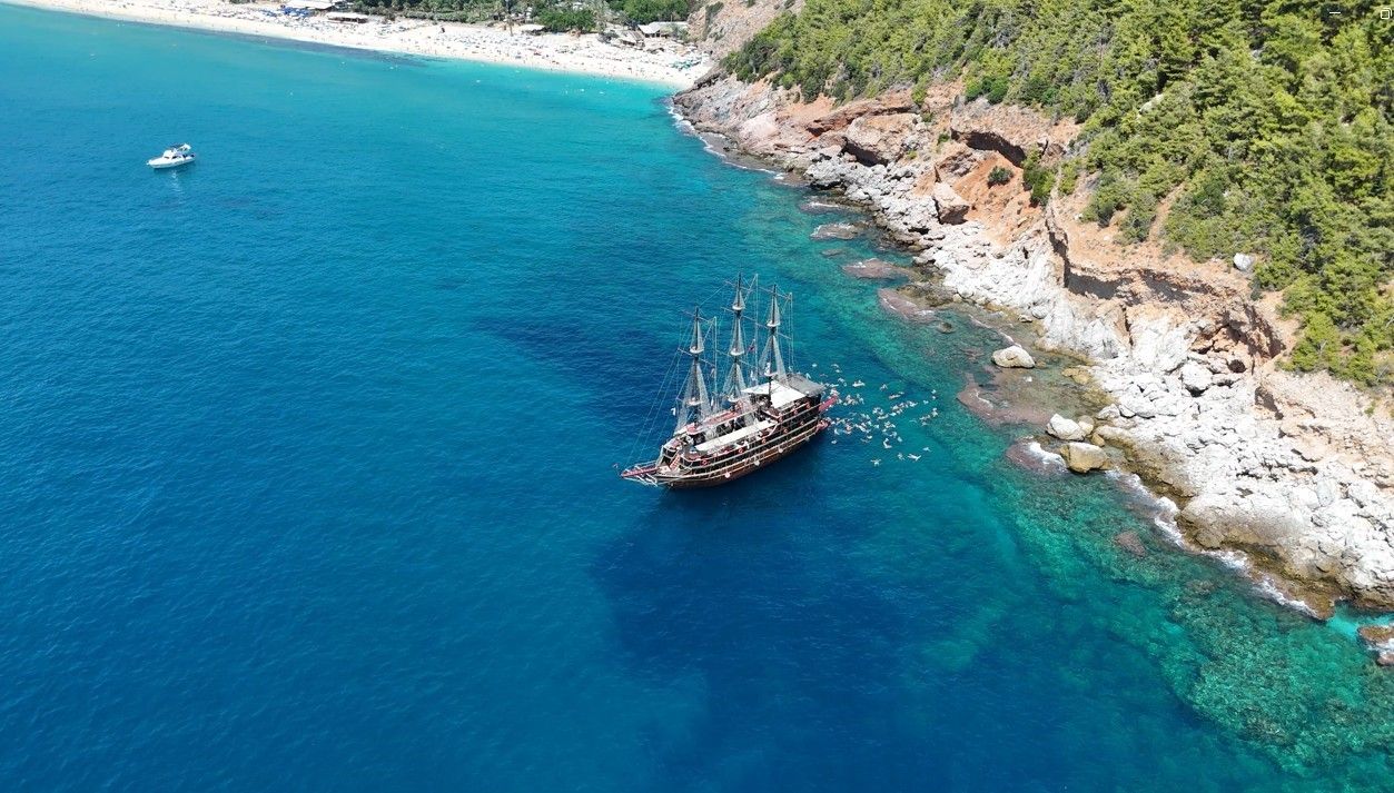 Alanya’da sıcak hava sebebiyle yerli ve yabancı turistler plajları doldurdu