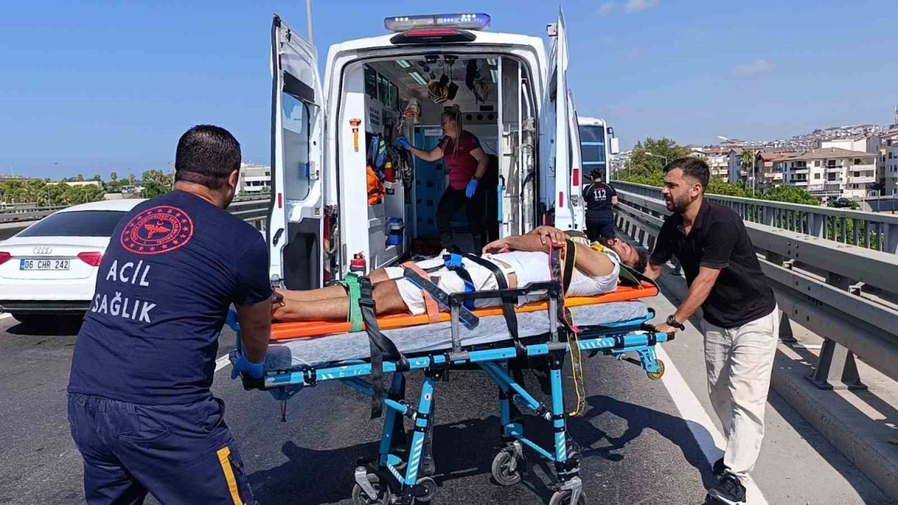 Kamyonetten düşen malzemeleri toplamak isterken zincirleme kazaya sebep oldu:1 yaralı