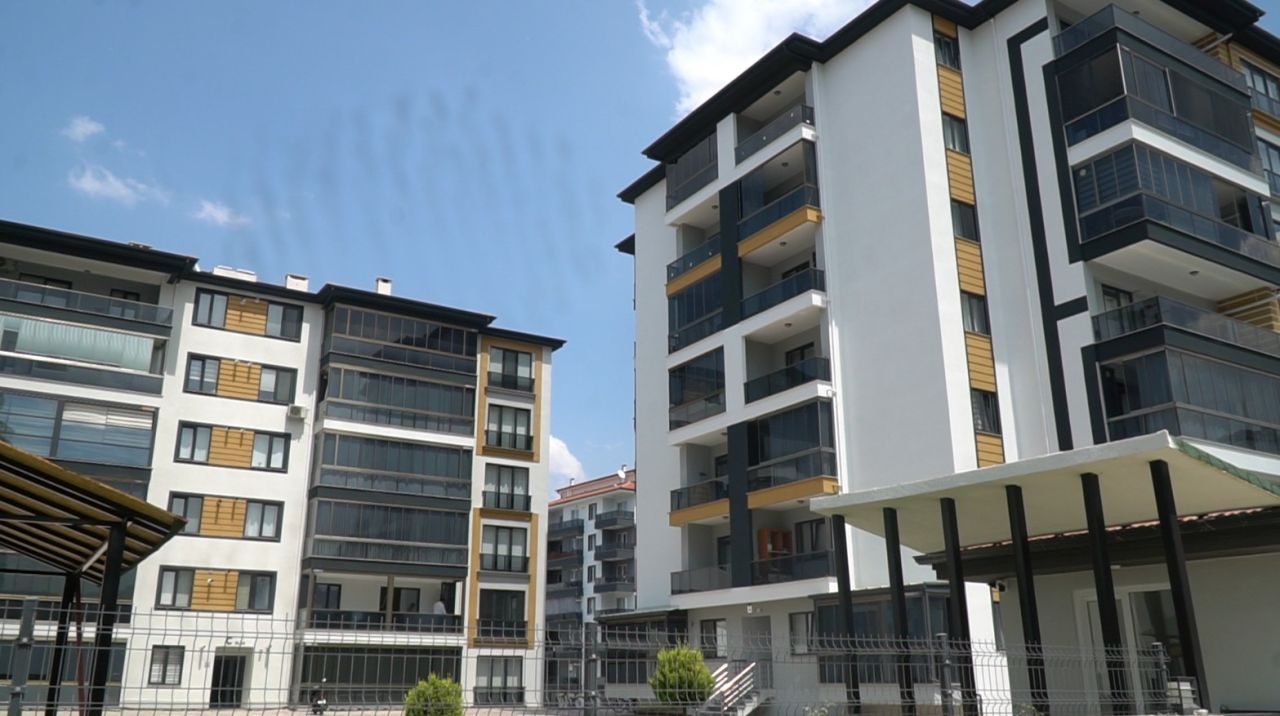 Isparta’da sitenin otoparkındaki araçlara zarar veren kişi güvenlik kamerasında