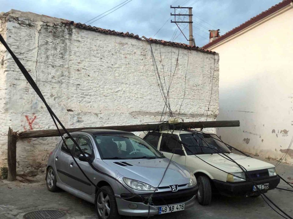 Ahşap direk araçların üzerine devrildi