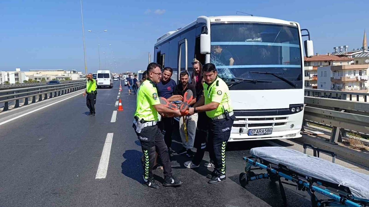 Kamyonetten düşen malzemeleri toplamak isterken zincirleme kazaya sebep oldu:1 yaralı