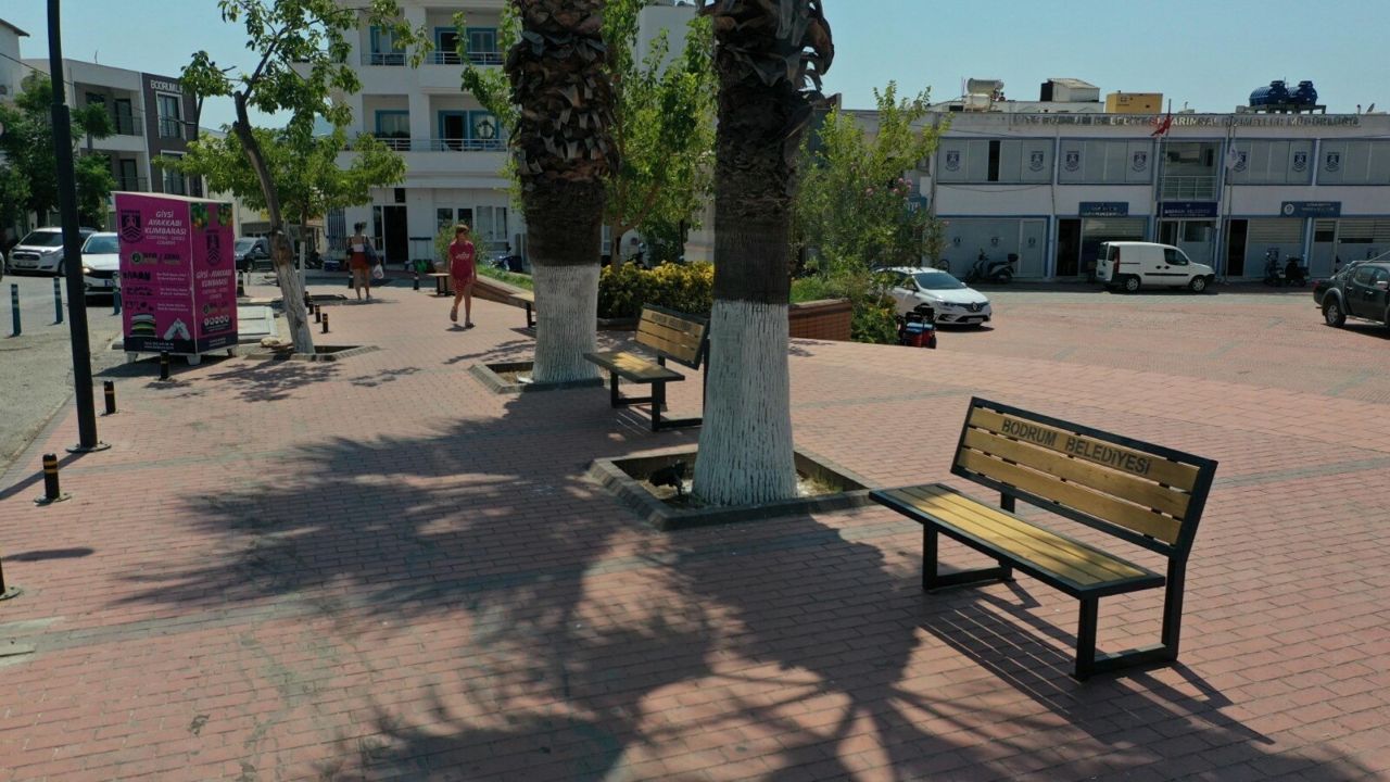 Bodrum'da 3 mahallede eskiyen kent mobilyaları yenilendi