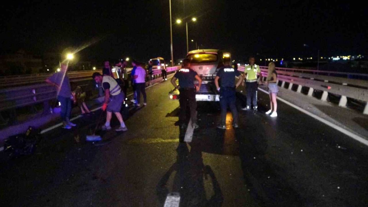 Antalya’da aynı yerde iki ayrı kaza 2 kişinin yaralanmasına, trafiğin de 2 saat kapanmasına neden oldu