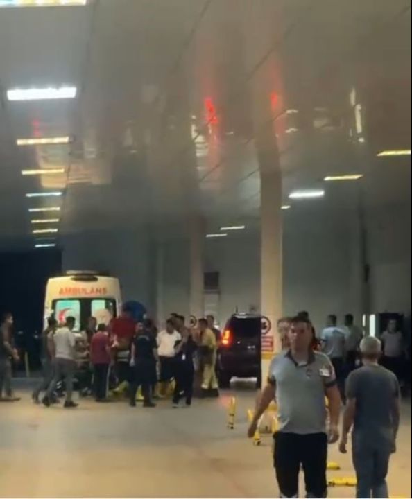 Tarlaya acil iniş yapan yangın söndürme uçağı pilotu hastaneye böyle getirildi