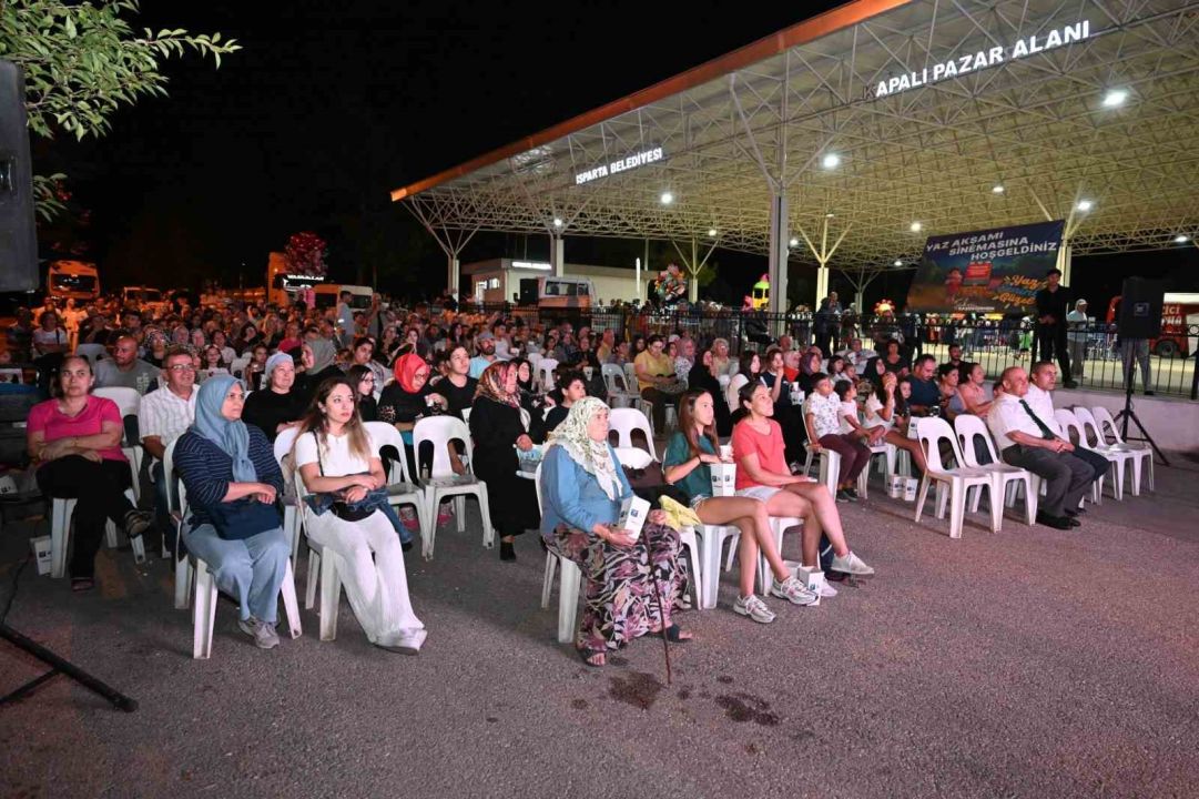 Mahallede nostaljik sinema keyfi