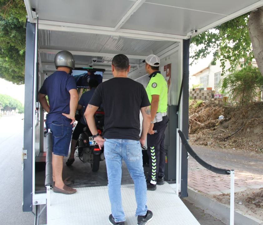 Trafik mobil karavanda 2 saatte 64 kişiye bilgilendirme