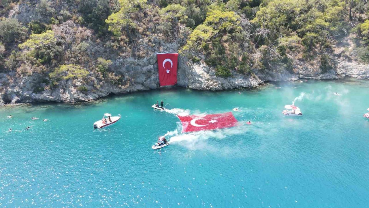 Ölüdeniz JAK Timinden coşkulu Zafer Bayramı kutlaması