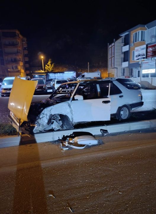 Otomobil direğe çarptı, sürücü yaralandı