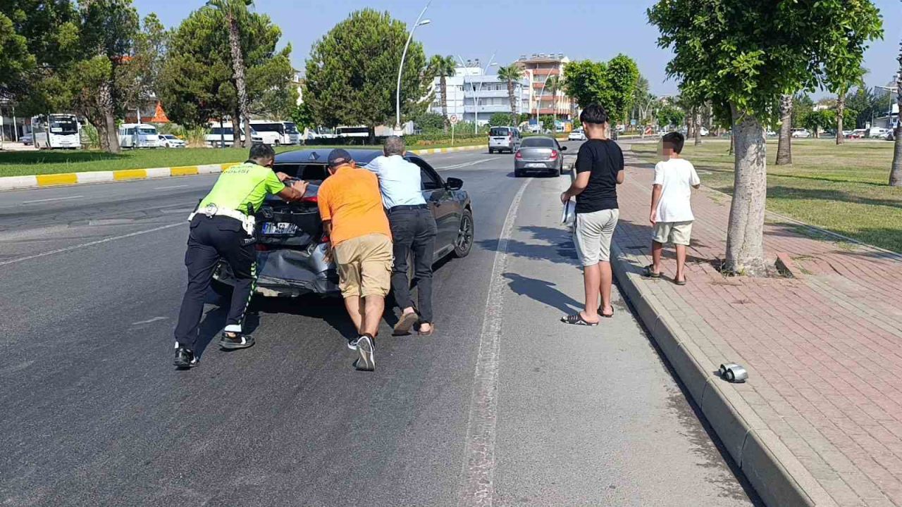 Kazada babasının otomobilinin halini gören küçük çocuk gözyaşlarını tutamadı