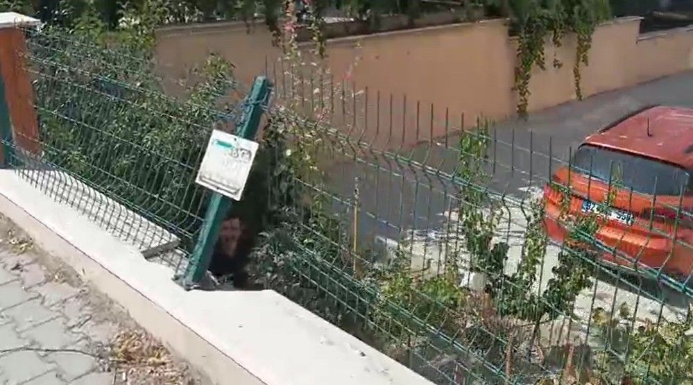 Otomobiliyle evine dönmek isteyen aileye dehşeti yaşattılar