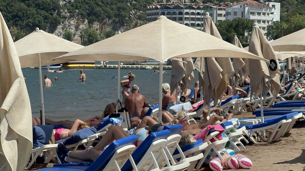 Marmaris sıcakları sahilleri doldurdu