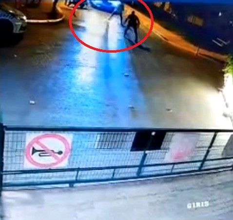 Denetimi görünce kaçan alkollü sürücü, önüne çıkan polislere çarpıp kaçtı