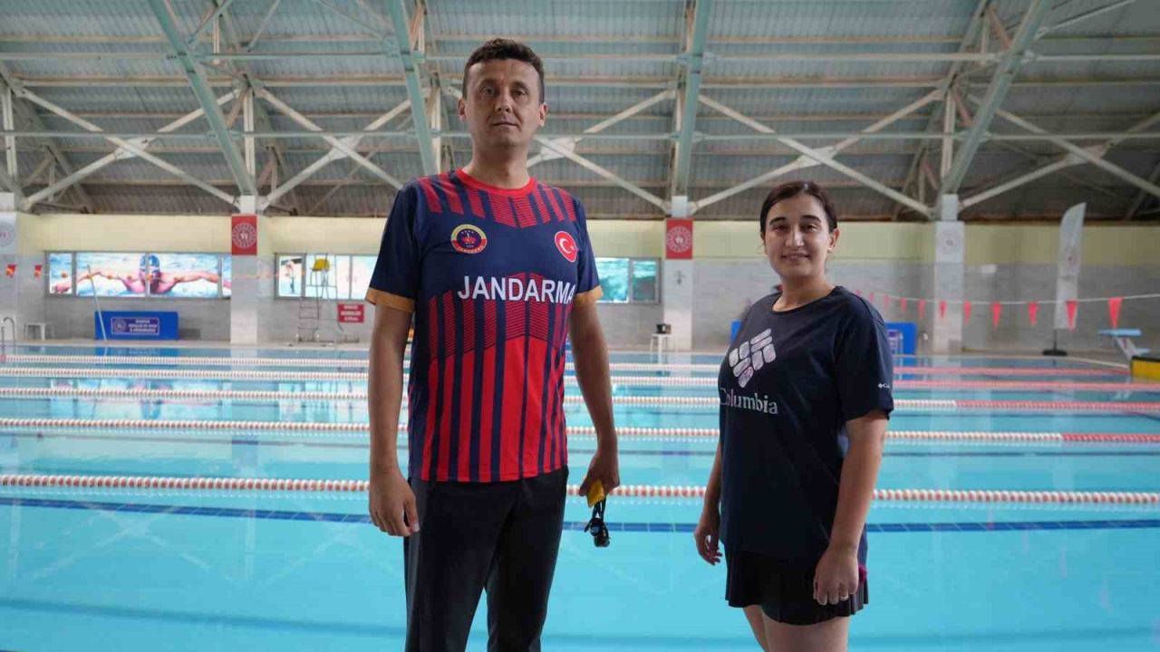 Yüzme bilmeyen kalmasın projesi çerçevesinde kamu personelleri kozlarını havuzda paylaştı