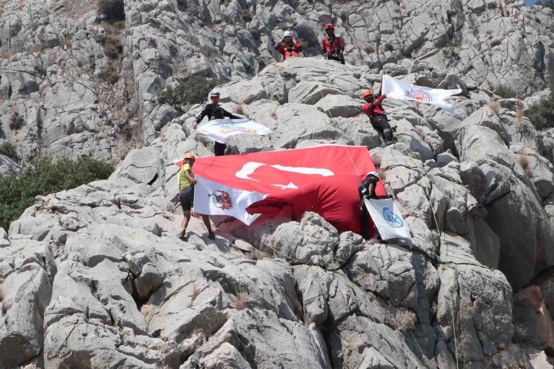 Antalya’da dağcılar Zafer Bayramı’na özel Türk bayrağı açtı