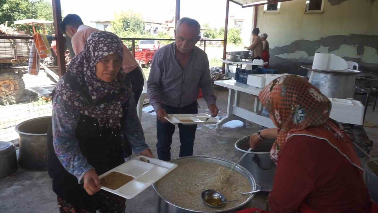 Kazanlar imece usulü keşkek ve aşure şöleni için kaynadı
