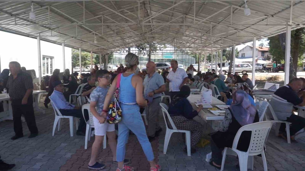 Kazanlar imece usulü keşkek ve aşure şöleni için kaynadı