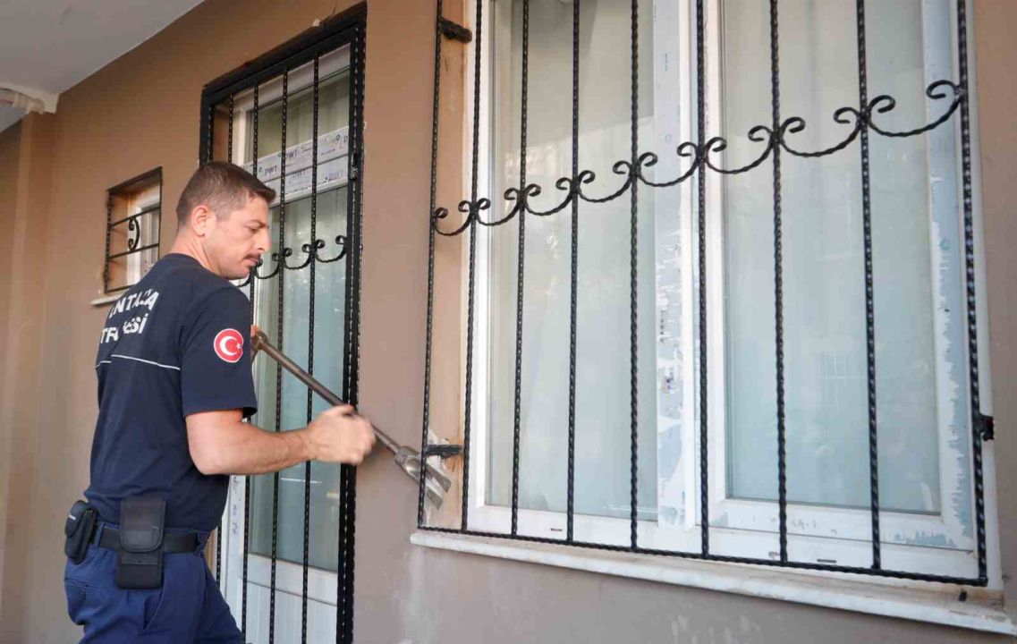 Antalya’da ’apartmana yeni taşınan’ yaşlı çift alarmı
