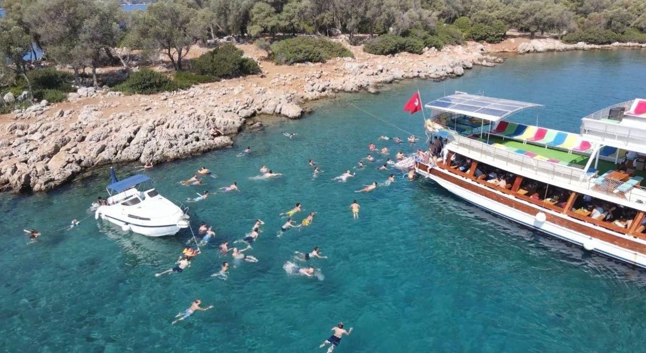Mahalleliden denizin ortasında davullu zurnalı eğlence