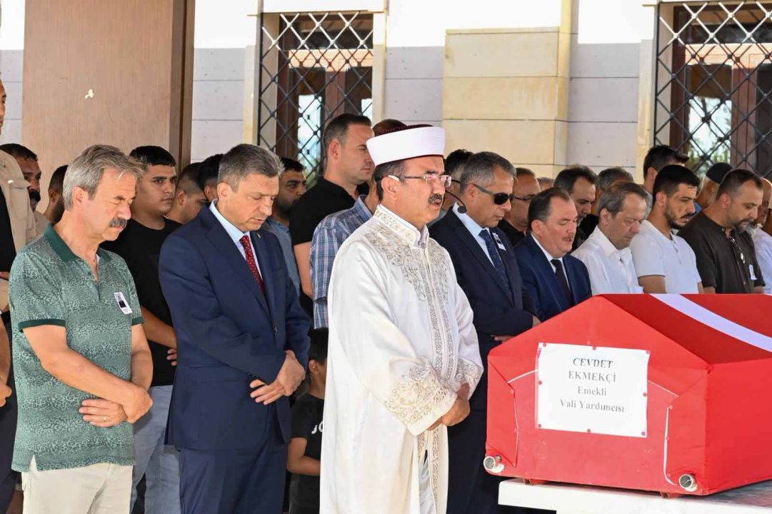 Emekli Vali Yardımcısı Cevdet Ekmekçi, son yolculuğuna uğurlandı