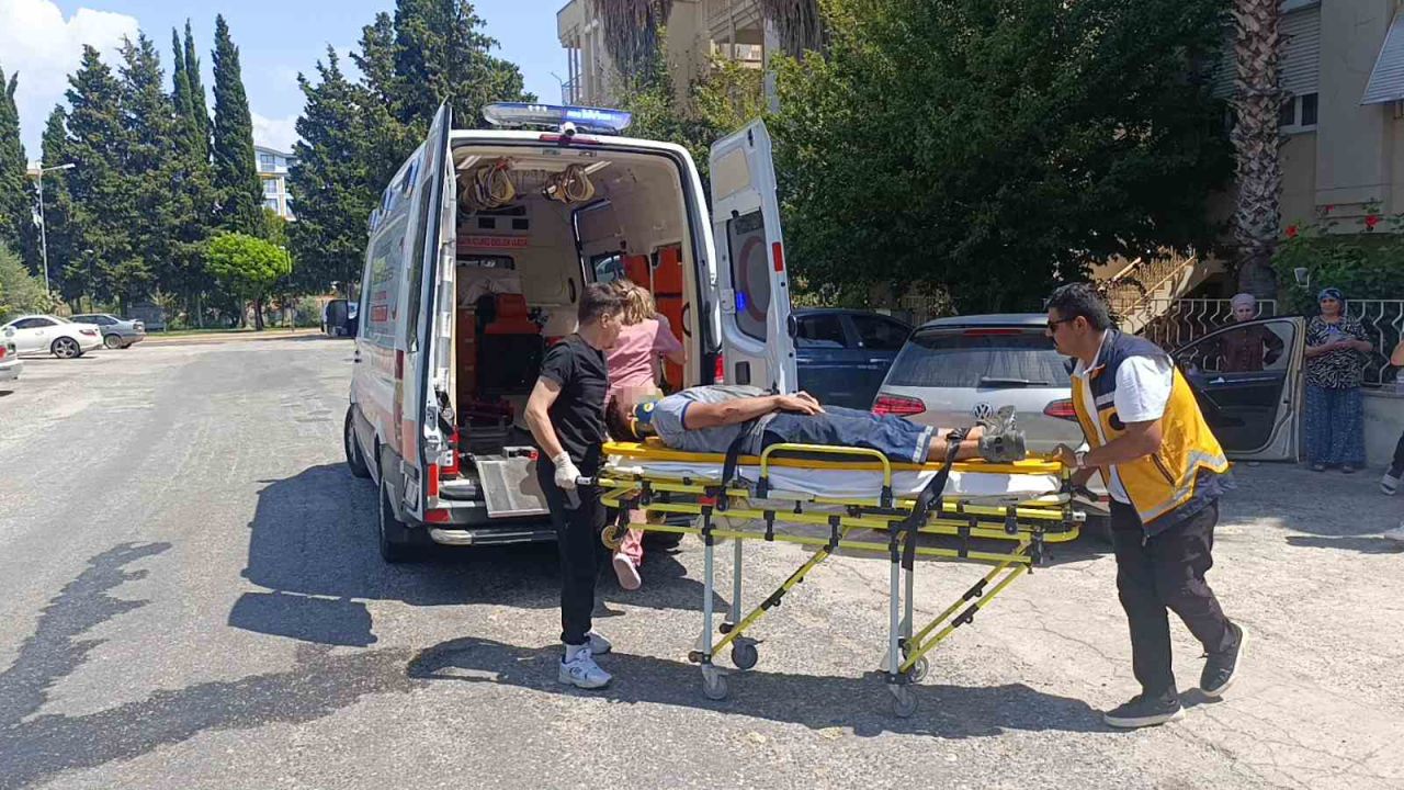 İlk tedavisi çarpıştığı otomobilde yapıldı