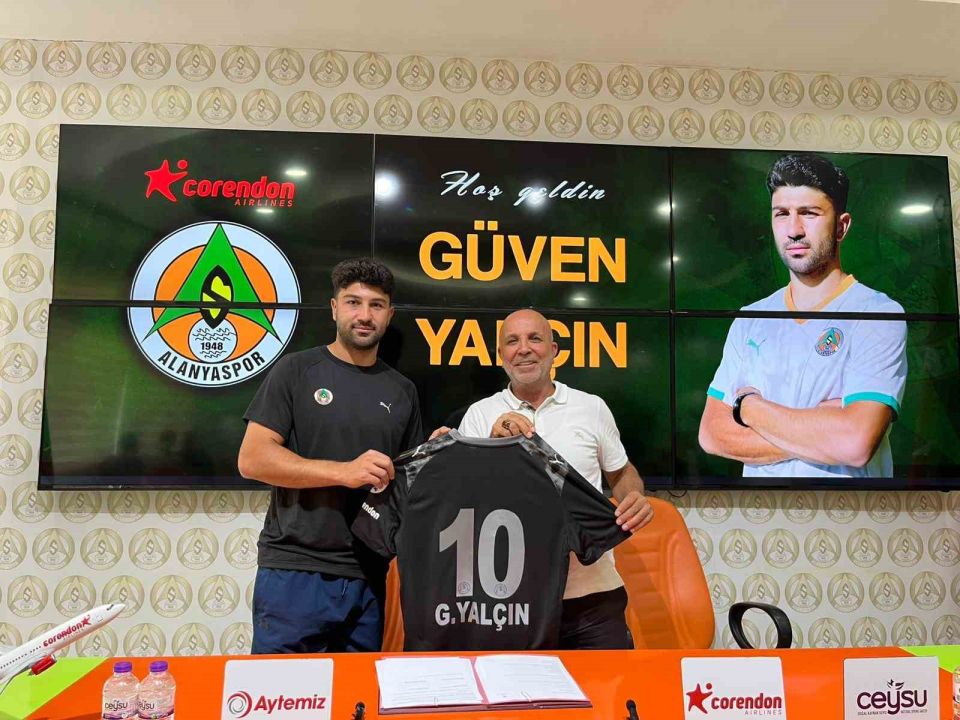 Alanyaspor kadrosuna kattığı 4 oyuncu için imza töreni düzenledi
