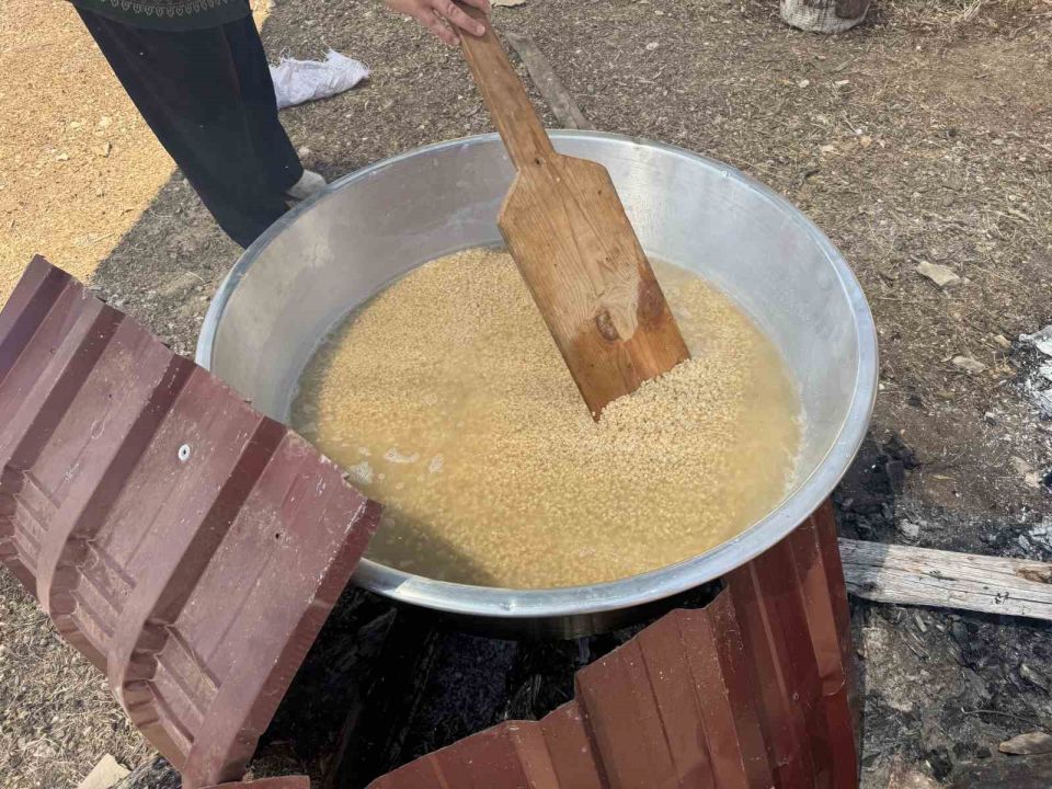 Tarihi Sarıhacılar’da bin kişilik aşure ikramı