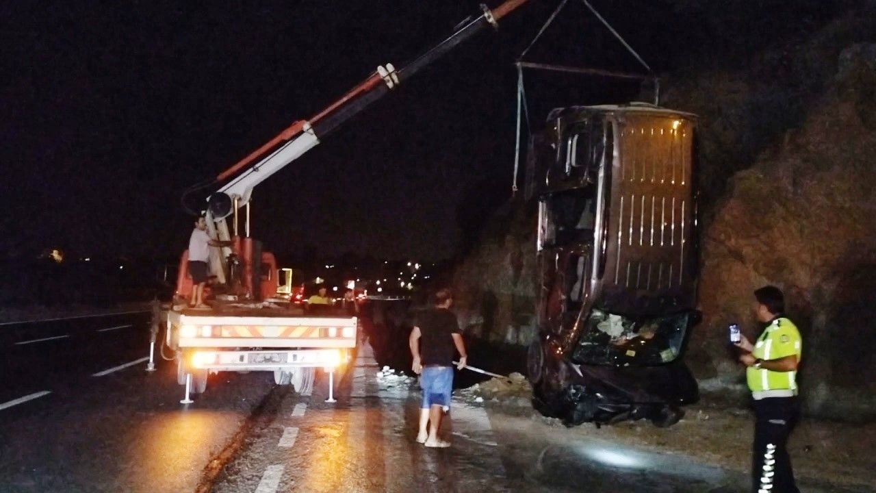 Otomobile çarpan hafif ticari araç  kanala uçtu: 3 yaralı
