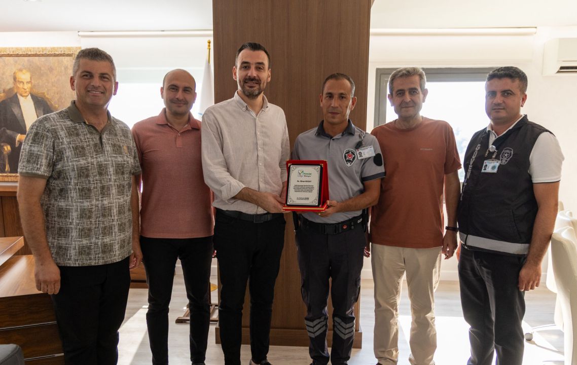Hayat kurtaran güvenlik görevlisine plaket