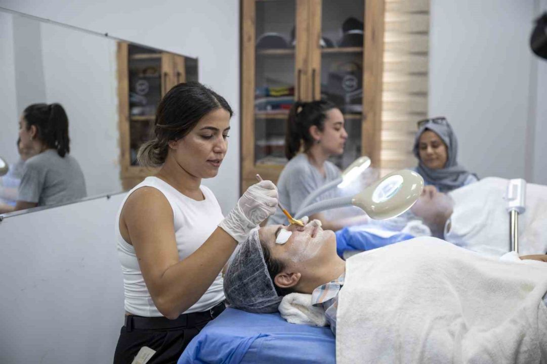 Mersin’de kadınlar cilt bakımı kursuyla meslek sahibi oluyor