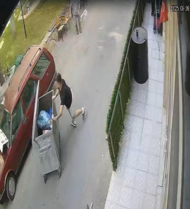 Yokuş aşağı hareket eden çöp konteynerini durdurdu; o anlar kamerada